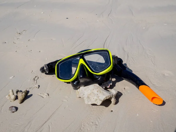 Snorkel op wit zandstrand met blauwe lucht achtergrond, Geniet van snorkelen Tour op uw vakantie — Stockfoto