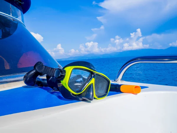 Schnorcheln auf Speedboot mit blauem Himmel Hintergrund, genießen Sie Schnorcheltour in Ihrem Urlaub — Stockfoto