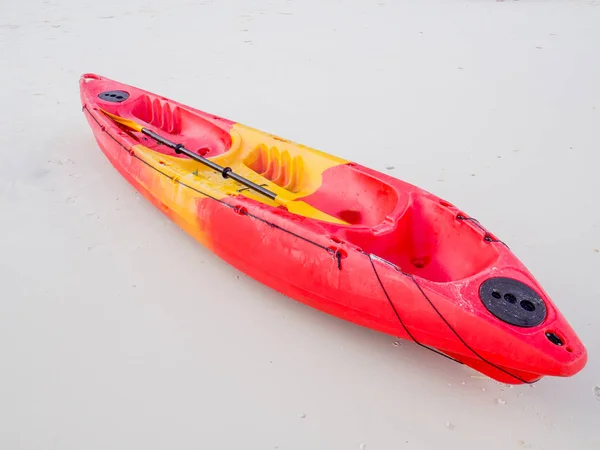 Kayak rouge sur la plage de sable blanc à la lumière du jour, plans de voyage en vacances ou après la retraite — Photo