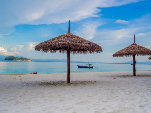 有蓝色海景背景的白色沙滩上的阳光遮蔽处，度假或退休后的旅行计划 — 图库照片