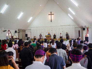 Şükran Günü 'nde bir sürü insan var! Bir sürü sebze, meyve ve çiçeklerle süslenir.