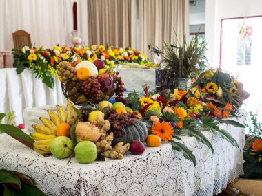 Şükran Günü için birçok sebze, meyve ve çiçek süslenmiştir.