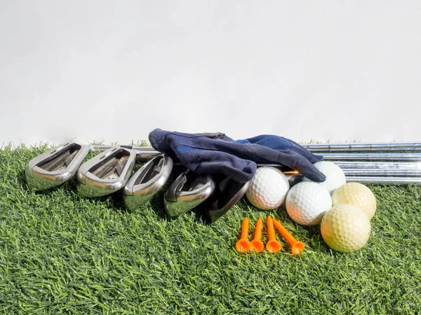 Essenciais de golfe com grama artificial no fundo branco — Fotografia de Stock