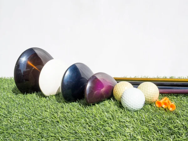 Essenciais de golfe com grama artificial no fundo branco — Fotografia de Stock