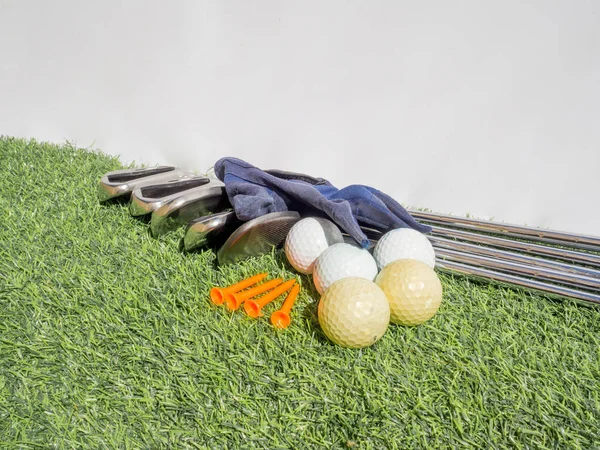 Essenciais de golfe com grama artificial no fundo branco — Fotografia de Stock