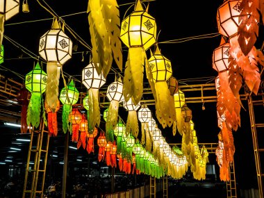 Tatil sezonu için çeşitli renkte fenerler süslendi.