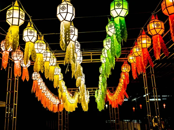 Lanternas de várias cores foram decoradas para a temporada de férias — Fotografia de Stock