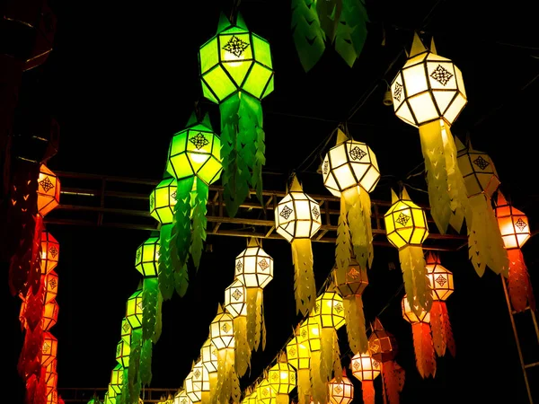 Lanternas de várias cores foram decoradas para a temporada de férias — Fotografia de Stock