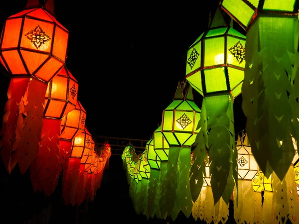 Lanternes de différentes couleurs ont été décorées pour la saison des fêtes — Photo