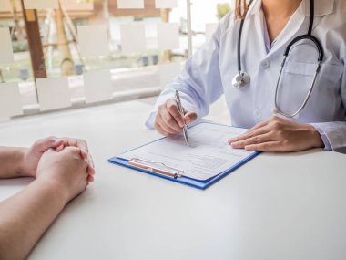 Doktor sağlık muayenesi sonuçlarını hastaya açıkladı.