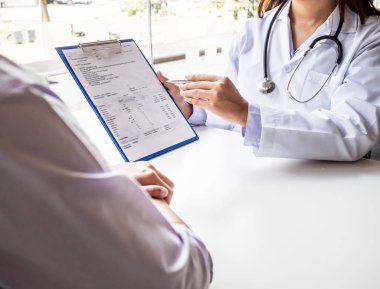 Doktor sağlık muayenesi sonuçlarını hastaya açıkladı.