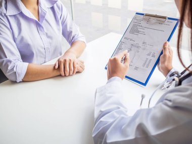 Doktor sağlık muayenesi sonuçlarını hastaya açıkladı.