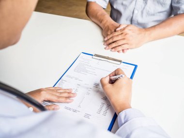 Doktor sağlık muayenesi sonuçlarını hastaya açıkladı.