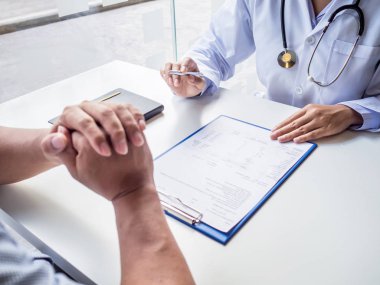 Doktor sağlık muayenesi sonuçlarını hastaya açıkladı.