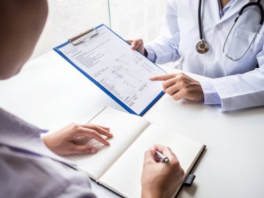Doktor sağlık muayenesi sonuçlarını hastaya açıkladı.
