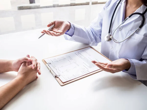 Doktor sağlık muayenesi sonuçlarını hastaya açıkladı.