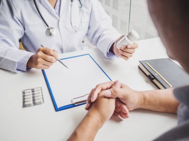 Doktorlar sağlık muayenesi sonuçlarını rapor ediyor ve hastalara ilaç öneriyor