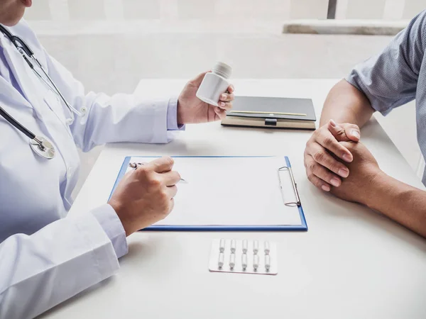 Os médicos relatam resultados de exames de saúde e recomendam medicamentos aos pacientes — Fotografia de Stock