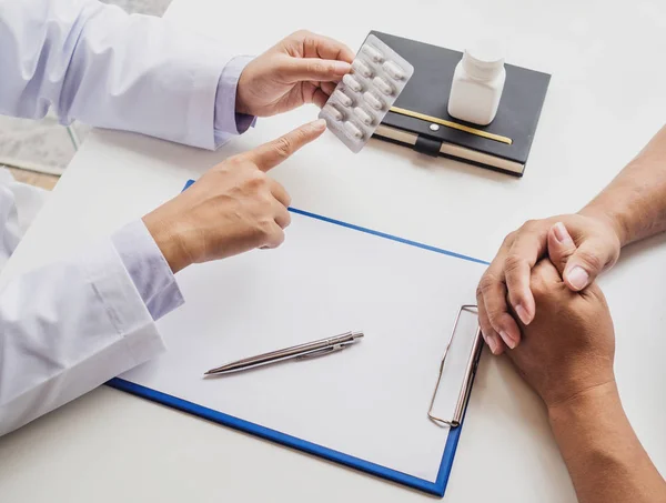 Os médicos relatam resultados de exames de saúde e recomendam medicamentos aos pacientes — Fotografia de Stock