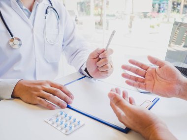 Doktorlar sağlık muayenesi sonuçlarını rapor ediyor ve hastalara ilaç öneriyor