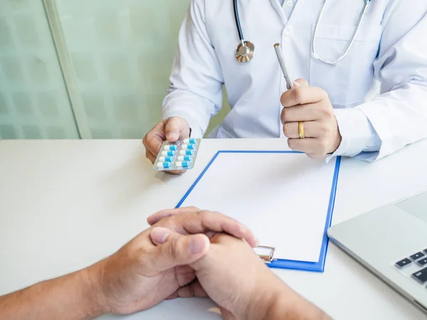 Os médicos relatam resultados de exames de saúde e recomendam medicamentos aos pacientes — Fotografia de Stock