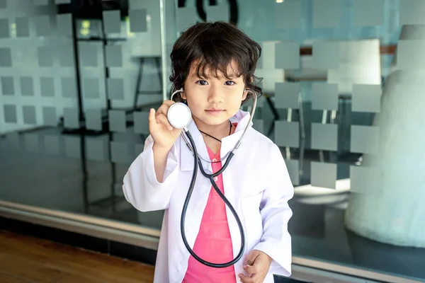 Ofiste çalışan steteskoplu çocuk doktorunun fotoğrafı.