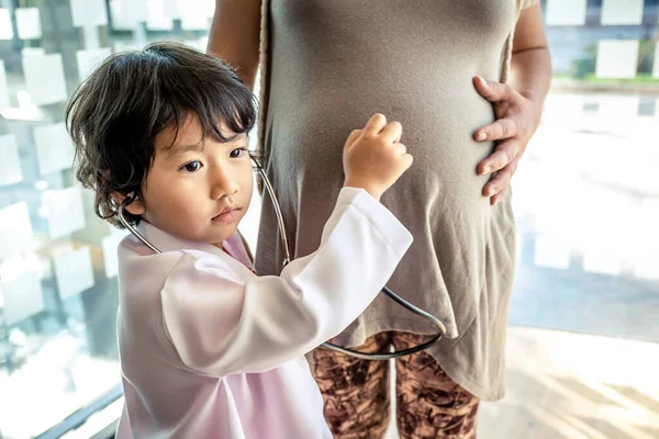 Foto von Kinderarzt und Stethoskop mit schwangerer Mutter in der — Stockfoto