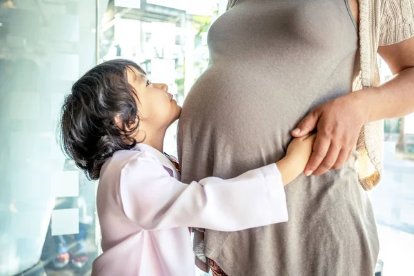 Foto von Kinderarzt und Stethoskop mit schwangerer Mutter in der — Stockfoto