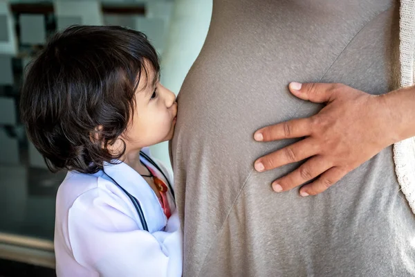 Foto de pediatra y estetoscopio con madre embarazada en el consultorio —  Fotos de Stock