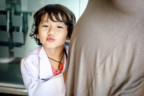 Foto von Kinderarzt mit schwangerer Mutter im Büro — Stockfoto