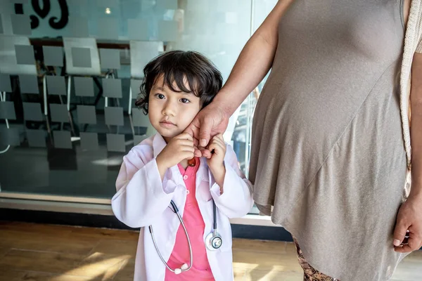 Foto von Kinderarzt und Stethoskop mit schwangerer Mutter im Büro — Stockfoto