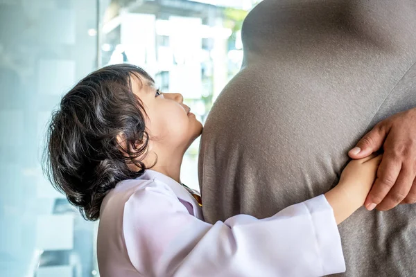 Foto von Kinderarzt und Stethoskop mit schwangerer Mutter im Büro — Stockfoto