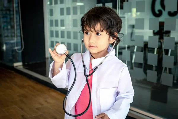 Foto von Kinderarzt mit Stethoskop bei der Arbeit im Büro — Stockfoto