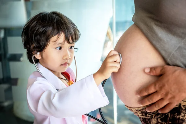 Photo de médecin enfant et stéthoscope avec la mère enceinte dans le — Photo