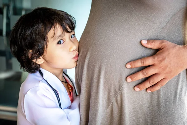 Foto av barnläkare och stetoskop med gravid mor på kontoret — Stockfoto