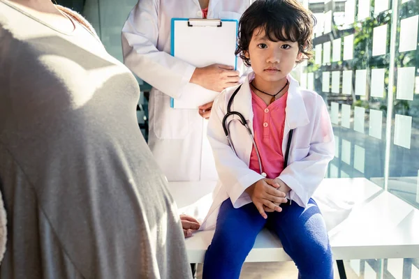 Foto von Kinderarzt mit Stethoskop bei der Arbeit im Büro — Stockfoto