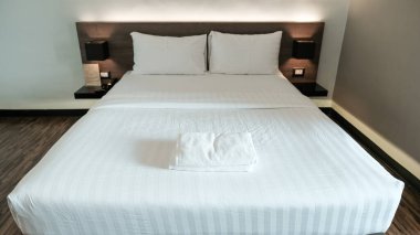 Rahatlamaya hazır modern bir odada bir yatak odası fotoğrafı..