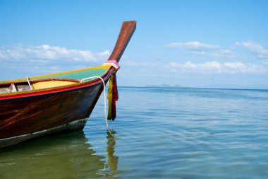 Mavi denizde mavi arka planda seyreden uzun kuyruklu tekne..