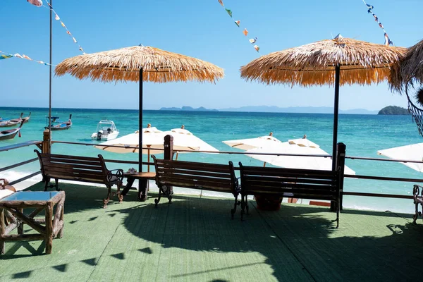 有蓝色海景背景的遮阳棚和椅子 度假或退休后的旅行计划 — 图库照片