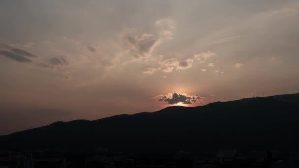 Sonnenuntergang Hinter Den Bergen Wolken Fließen — Stockvideo