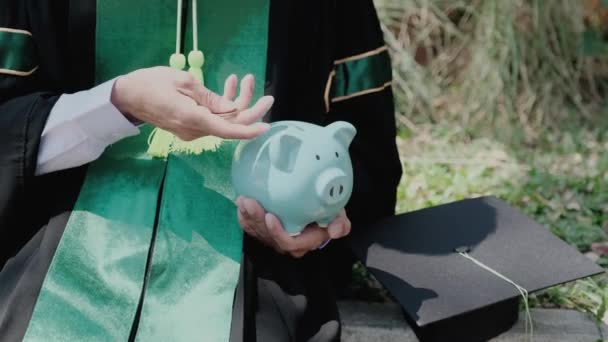 Pessoa Uniforme Solteiro Está Colocando Moedas Azul Porquinho Banco Economizando — Vídeo de Stock