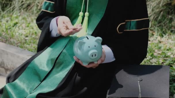 Personne Uniforme Célibataire Met Des Pièces Dans Tirelire Bleue Économisant — Video