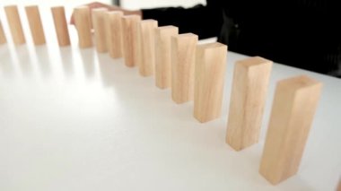 İş kadınları, yönetim ve strateji riski kavramını önlemek için tahta blokları toplamak için el kullanırlar..