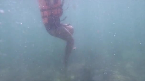 Vrouwen Benen Zwemmen Troebel Zeewater Bikini Veiligheidspak — Stockvideo