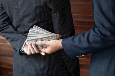 Memura rüşvet veren iş kadınının arkası, yolsuzluk konsepti..