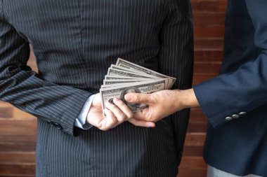 Memura rüşvet veren iş kadınının arkası, yolsuzluk konsepti..