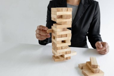 El ele tutuşmak tahta oyununu engeller, yönetim ve strateji riski kavramını, büyüme işi başarı süreci ve takım çalışması.