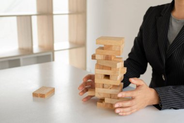 El ele tutuşmak tahta oyununu engeller, yönetim ve strateji riski kavramını, büyüme işi başarı süreci ve takım çalışması.