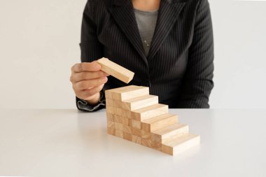 El ele tutuşmak tahta oyununu engeller, yönetim ve strateji riski kavramını, büyüme işi başarı süreci ve takım çalışması.