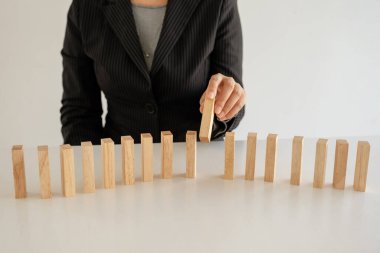 El ele tutuşmak tahta oyununu engeller, yönetim ve strateji riski kavramını, büyüme işi başarı süreci ve takım çalışması.